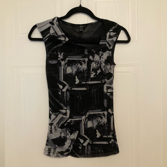 Tops - Black & Gray Geometric Print Sleeveless Top